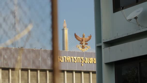 Bangkok, Thaiföld - október 27, 2012. Nemzeti jelkép, Thaiföld - Garuda, mitikus lény emberi test és a madarak szárnya. Phra Nakhon kerület irodaház. — Stock videók