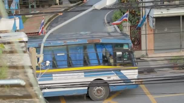Bangkok, thailand - 25. oktor 2012. Die verkehrswacht regelt den verkehr. Straßenleben in Bangkok. — Stockvideo