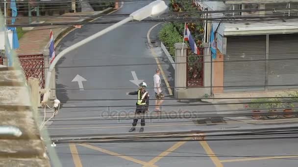 Bangkok, Thajsko - říjen 25, 2012. Silniční policejní stráž reguluje provoz. Obvyklá ulice život v Bangkoku. — Stock video