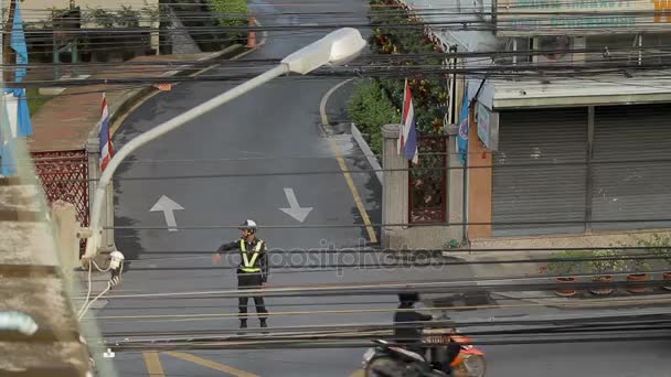 泰国曼谷-Ocotber 25, 2012。道路警察守卫控制交通。曼谷通常的街道生活. — 图库视频影像