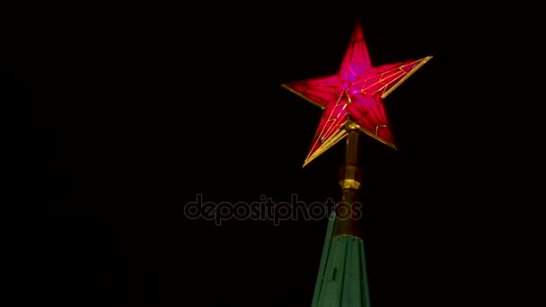 Stor röd stjärna på Spasskaya tornet i Kreml. Historiska landmärke i Moskva, Ryssland. — Stockvideo