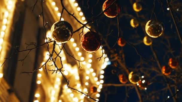 Strade di Mosca decorate durante Anno nuovo e celebrazione di Natale. Albero con sfere rosso brillante e giallo. GUM Grande magazzino principale con lampadine sullo sfondo. Russia . — Video Stock