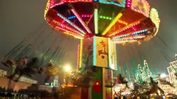 MOSCOW, RÚSSIA - 03 de dezembro de 2017: Carrossel colorido iluminado na feira de Natal na Praça Vermelha. Edifícios e árvores decorados para a celebração do Ano Novo . — Vídeo de Stock