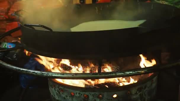 Mobiele houtgestookte oven waarin is een gigantische pannenkoek bakken. Kerstmarkt op het Rode plein. Moskou, Rusland. — Stockvideo