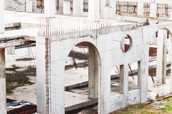 Site in opbouw. Ferroconcrete kolommen met versterking. Het proces van het maken van gebouw. Rusland, Moskou. — Stockfoto