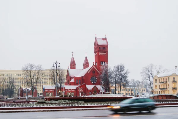 Iglesia de los Santos Simón y Elena, Iglesia Católica Romana en la Plaza de la Independencia en Minsk, Bielorrusia . —  Fotos de Stock