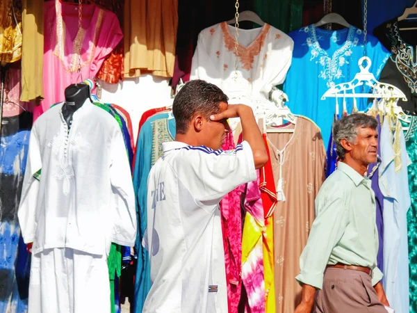 튀니스, 튀니지-2007 년 8 월 29 일 밝은 다채로운 국가 옷 거리가 게 근처 로컬 남자. — 스톡 사진