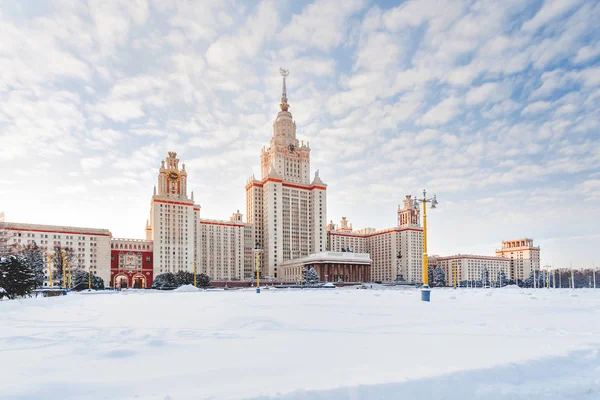 Головний корпус Московського державного університету (МГУ) в Сонячний зимовий день. Vorobevy гори, Москва, Росія. — стокове фото