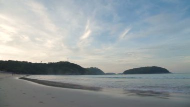 Nai Harn Beach gün batımı. Rüzgar Türbini tepe üzerinde görüntüleyin. Phuket, Tayland.