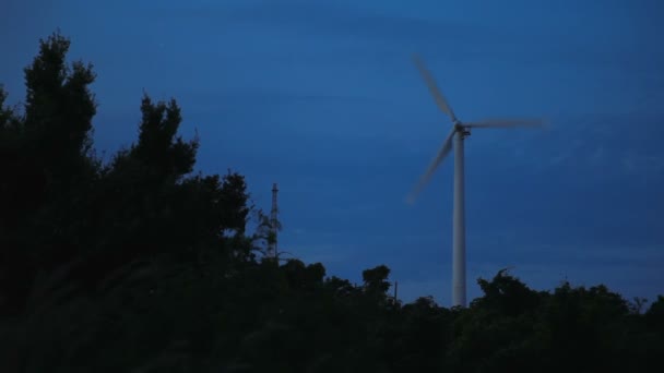 Motorn igång vind. Skymning på Windmills utsiktspunkt. Phuket island, Thailand. — Stockvideo