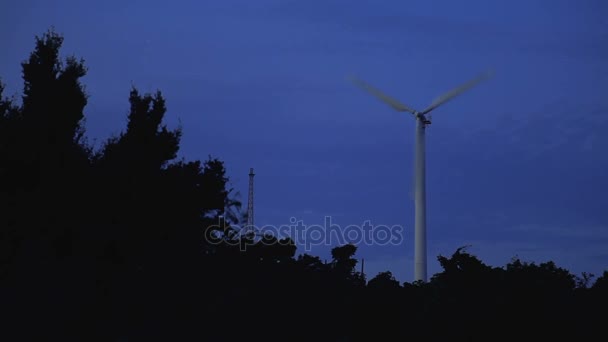 Pracovní stroj vítr. Soumrak na větrný mlýn pohledu. Ostrov Phuket, Thajsko. — Stock video