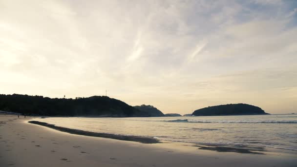 Solnedgång på Nai Harn beach. Visa på vindkraftverk på hill. Phuket, Thailand. — Stockvideo