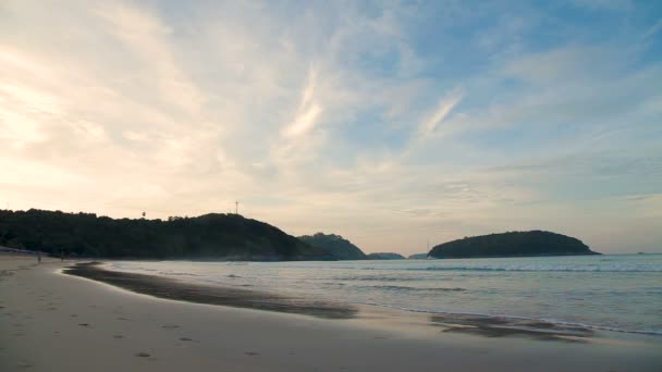 Solnedgång på Nai Harn beach. Visa på vindkraftverk på hill. Phuket, Thailand. — Stockvideo