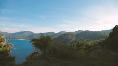 Havadan görünümü güzel kumlu plajları Phuket Adası'nın üzerinde. Tayland.