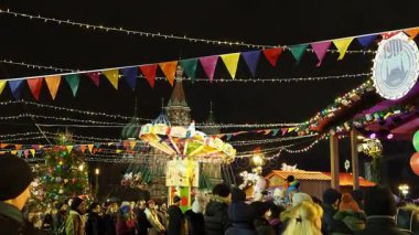 Moskova, Rusya - 03 Aralık 2017: Renkli ışıklı carousel Noel adil Kızıl meydan. Yeni yıl kutlama için dekore edilmiş binalar ve ağaçlar.