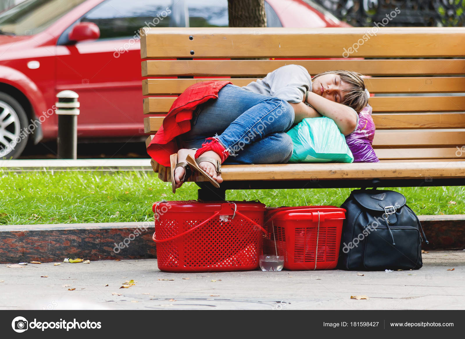 Спящую девушку на улице. Спящие девушки на даче. Девушка уснула на лавочке. Пьяная девушка на лавочке. Девушка спит на лавке.