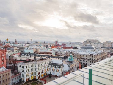 Moskova, Rusya - 07 Ocak 2018. Moskova tarihi merkezinde Merkez çocuk deposundan Panorama görünüm. Üzerinde Zaikonospassky manastır, Metropol hotel, Kremlin, diğer yerler görmek.