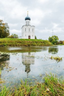 Nerl Nehri üzerinde kutsal bakire şefaat Kilisesi. UNESCO Dünya Mirası Sit alanı. Rusya.