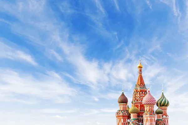 Cúpulas da Catedral de São Basílio sobre fundo céu azul. Famoso marco de Moscou, Rússia. Brilhante dia ensolarado com nuvens. Cloudscape no céu azul. Lugar para texto . — Fotografia de Stock