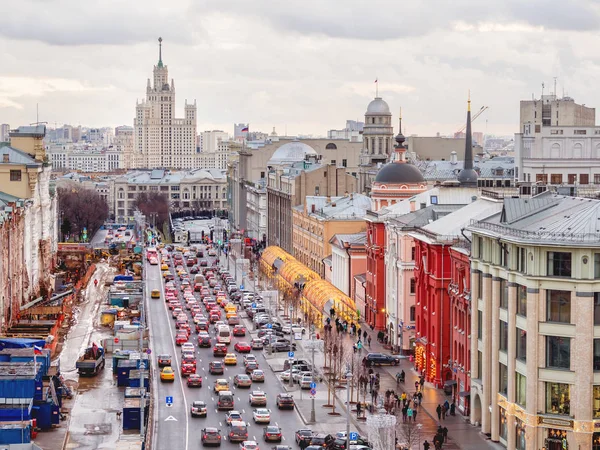 モスクワ ロシア連邦 2018 新年のお祝いのためにノヴァヤゼムリャ プロスカッド通りに動く車が飾られています つのスターリン主義の高層ビルの Kotelnicheskaya 堤防の建物の表示します — ストック写真