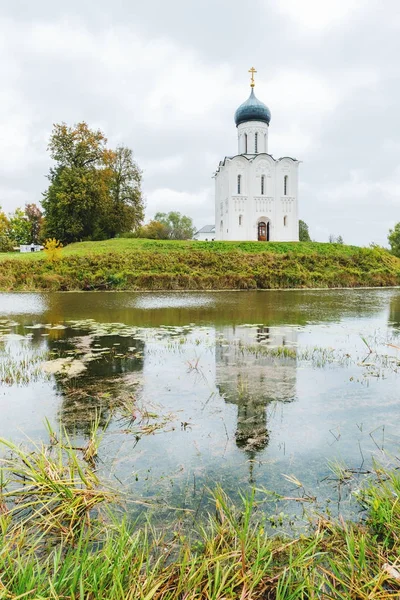 Cerkiew Opieki Matki Boskiej Rzeka Nerl Wpisanego Listę Światowego Dziedzictwa — Zdjęcie stockowe