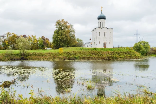 ネルリ川の神聖な聖母マリアの執り成しの教会です ユネスコ世界遺産 ロシア — ストック写真