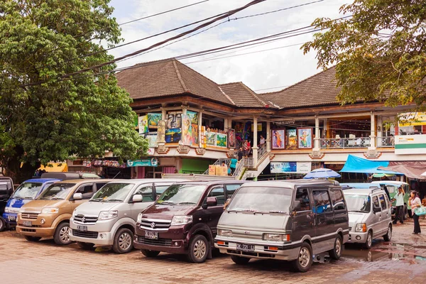 UBUD, INDONESIA - 31 de enero de 2013. Galería de arte en Ubud. Famoso mercado donde los lugareños venden pinturas, ropa, recuerdos y otros artículos de artesanía . — Foto de Stock