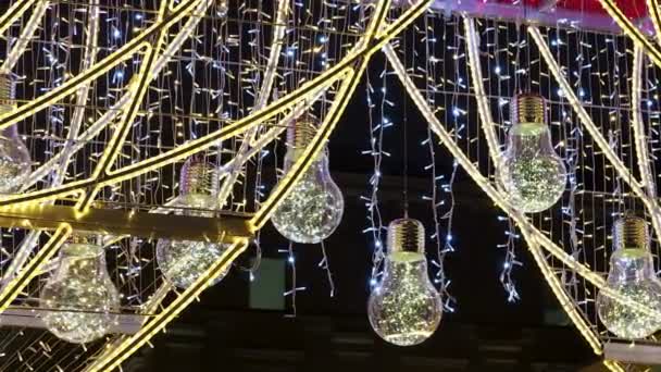 Berühmte arbat Straße für Weihnachten und Neujahr Feier dekoriert. Blick von unten auf dekorative Glühbirnen. Moskau, Russland. — Stockvideo