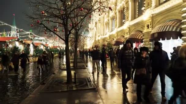 Moskva Ryssland - December 03 2017. Moskvas gator inredda för nyår och jul firande. Skara människor nära varuhuset Gum Main building med glödlampor. — Stockvideo
