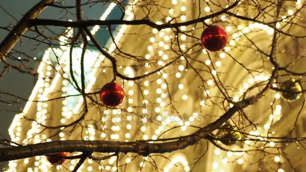 Straten van Moskou ingericht voor Nieuwjaar en Kerstmis viering. Boom met heldere rode en gele ballen. GOM Main warenhuis gebouw met lampen. Rusland. — Stockvideo