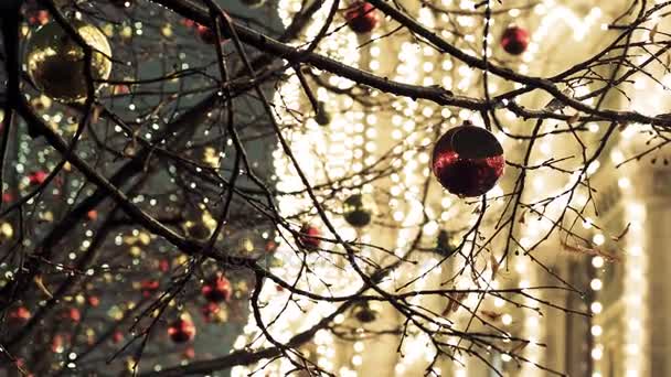 Strade di Mosca decorate durante Anno nuovo e celebrazione di Natale. Albero con sfere rosso brillante e giallo. Edificio principale del grande magazzino GUM con lampadine. Russia . — Video Stock