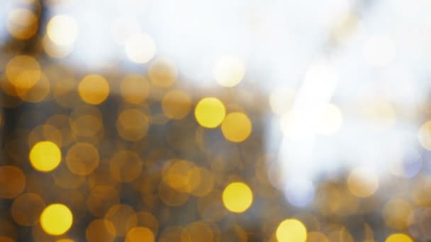 Osvětlené oblouk na Tverské třídě, rozmazané pozadí s barevnými bokeh. Ulicích Moskvy zdobené žárovky na vánoční a silvestrovské oslavy. Rusko. — Stock video