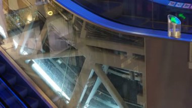 Alışveriş merkezinde yürüyen adımlardan taşınma.