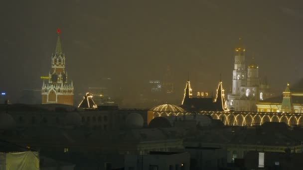 MOSCÚ, RUSIA - 14 de diciembre de 2017. Vista aérea del centro histórico de Moscú. Senado del Kremlin, Museo Histórico Estatal, diferentes iglesias antiguas. Noche de diciembre nevada . — Vídeos de Stock