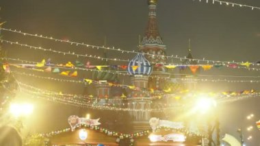 Moskova, Rusya - 03 Aralık 2017. Kızıl Meydan Noel ve yeni yıl kutlama için dekore edilmiştir. Renkli bayraklar ve ampulleri, arka plan üzerinde ünlü St.Basil Katedrali.