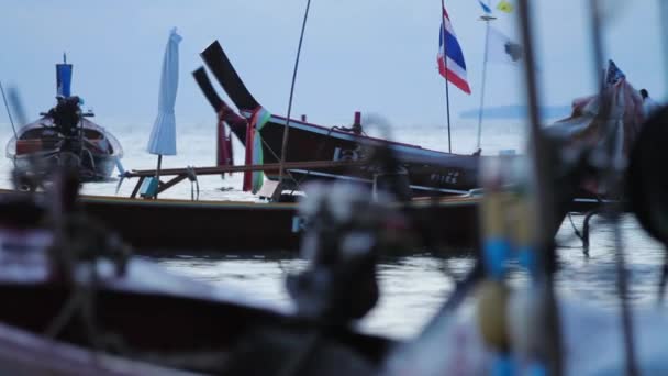 PHUKET, THAILANDIA - 20 novembre 2012. Alba sulla spiaggia di Rawai. Paesaggio marino con barche da pesca. Il paesaggio nuvoloso del mattino presto . — Video Stock