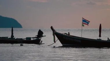 Phuket, Tayland - 20 Kasım 2012. Rawai Beach gündoğumu. Balıkçılar tekneleri ile deniz manzarası. Sabah erken cennet.