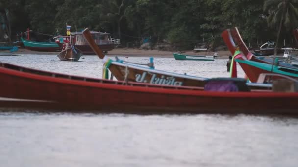 Phuket, Tayland - 20 Kasım 2012. Rawai Beach gündoğumu. Balıkçılar tekneleri ile deniz manzarası. Sabah erken cennet. — Stok video