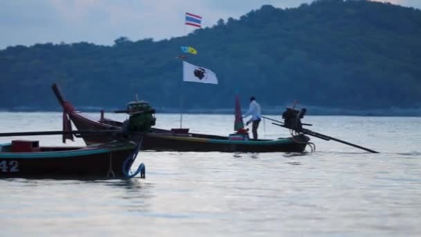 PHUKET, THAILANDIA - 20 novembre 2012. Alba sulla spiaggia di Rawai. Paesaggio marino con barche da pesca. Il paesaggio nuvoloso del mattino presto . — Video Stock