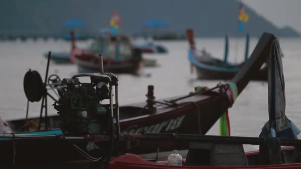 PHUKET, THAILANDIA - 20 novembre 2012. Alba sulla spiaggia di Rawai. Paesaggio marino con barche da pesca. Riprese ravvicinate con motore . — Video Stock