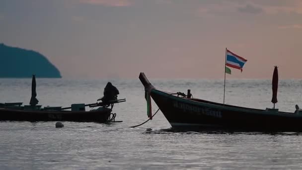 Phuket, Thaiföld - November 20, 2012. Napkelte Rawai beach. Seascape halászok csónakokkal. Cloudscape kora reggel. — Stock videók