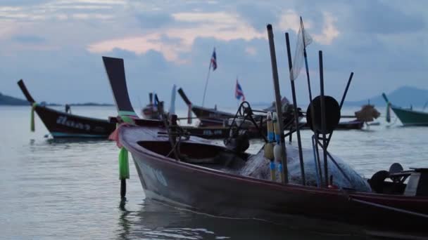 Phuket, Thaiföld - November 20, 2012. Napkelte Rawai beach. Seascape halászok csónakokkal. Közelről felvételeket motorral. — Stock videók