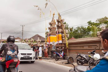 Bali, Endonezya - 30 Ocak 2013. Penampahan gün, Galungan tatil bir parçası. Şık erkek ve kadın Milli takım elbise giymek.