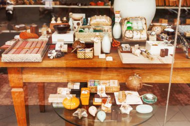 Ubud, Endonezya - 31 Ocak 2013. Hatıra - doğal kozmetik ve iç dekorasyon satışı. Ubud, Bali Adası, Endonezya.