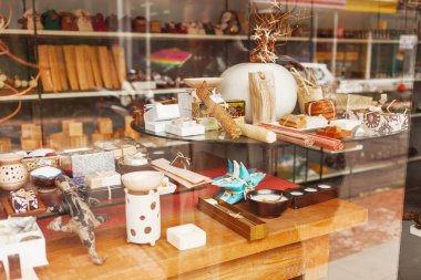 Ubud, Endonezya - 31 Ocak 2013. Hatıra - doğal kozmetik ve iç dekorasyon satışı. Ubud, Bali Adası, Endonezya.