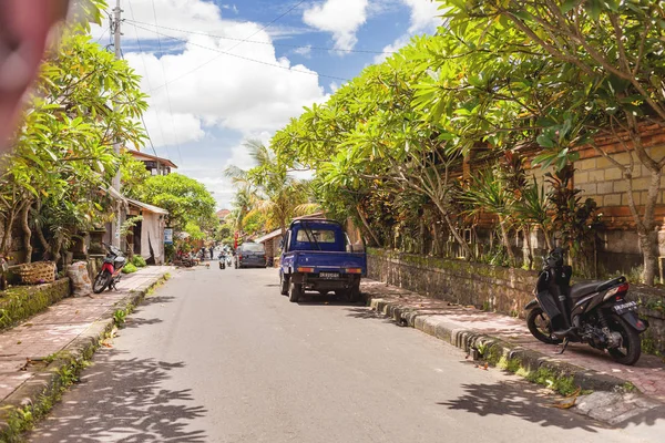 BALI, INDONESIA - 30 de enero de 2013. La vida callejera habitual en Bali. La gente conduce bicicletas . — Foto de Stock