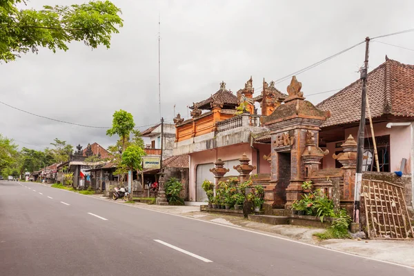 BALI, INDONESIA - 30 de enero de 2013. Casa con puerta figurada. Arquitectura asiática tradicional . — Foto de Stock