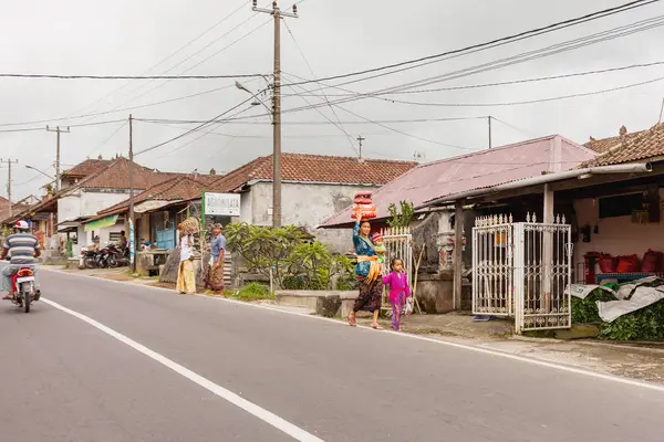 BALI, INDONESIA - 30 de enero de 2013. Día de Penampahan, parte de las vacaciones en Galungan. Niños, hombres y mujeres elegantes visten trajes nacionales . — Foto de Stock