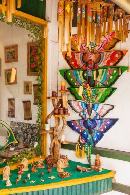 Hayvanlar, böcekler ve efsanevi yaratıklar şekillerde renkli uçurtma ile Hediyelik eşya dükkanı. Bali, Endonezya.