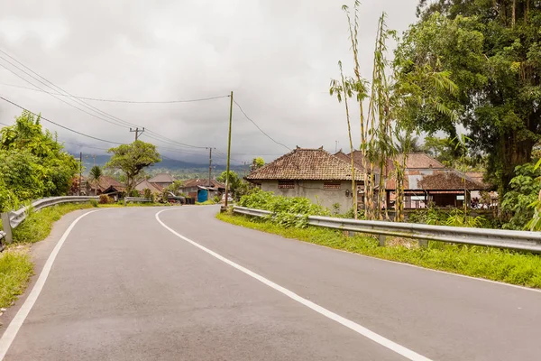 Bir yerlerde üzerinde Köyü Bali Adası kuzeyinde. Kış yağmurlu ve bulutlu sezon Endonezya.